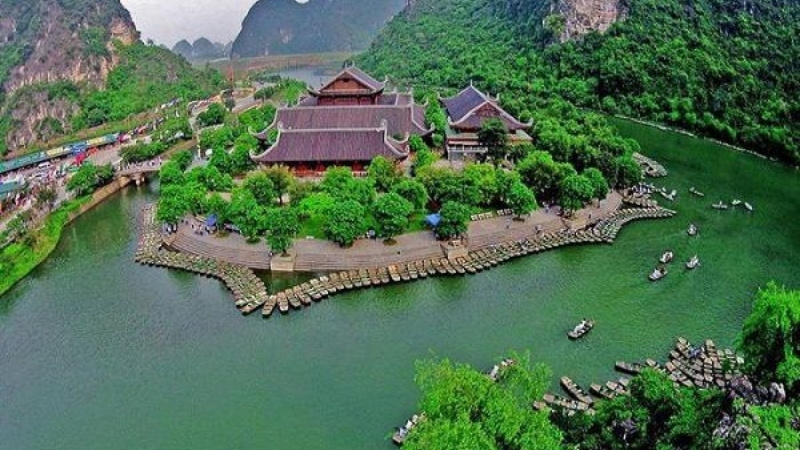 Hòa mình vào thiên nhiên hùng vĩ tại Tràng An giúp tâm hồn thêm rộng mở