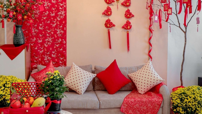 Thiết kế góc Tết mini cạnh ghế sofa cho phòng khách chung cư diện tích nhỏ