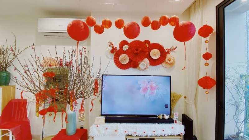 Sử dụng phụ kiện treo tường và đồ mini để trang trí Tết tiết kiệm diện tích sàn