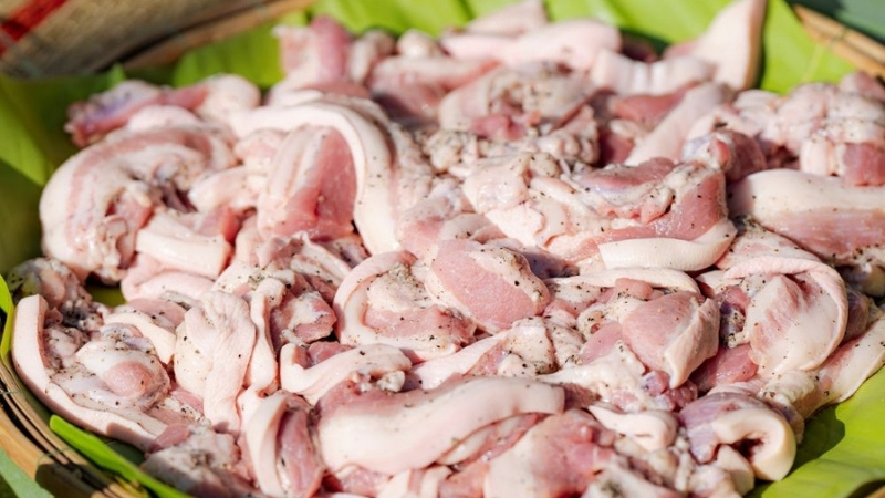 Ba rọi chuẩn là thịt mỡ–nạc vừa đủ, nhân mới béo thơm mà không ngấy