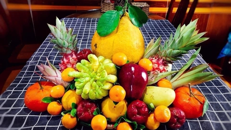 Mâm ngũ quả hiện đại vẫn giữ tinh thần truyền thống với trái cây tươi và bài trí tối giản