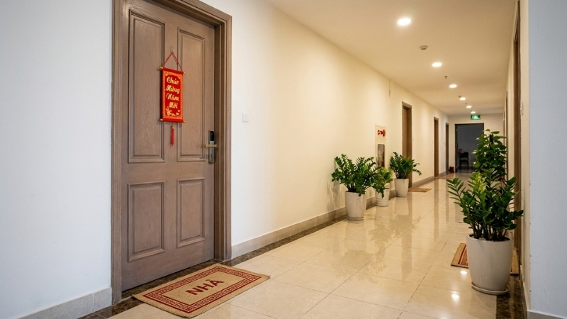 Trang trí cửa ra vào ngày Tết 2026 đơn giản