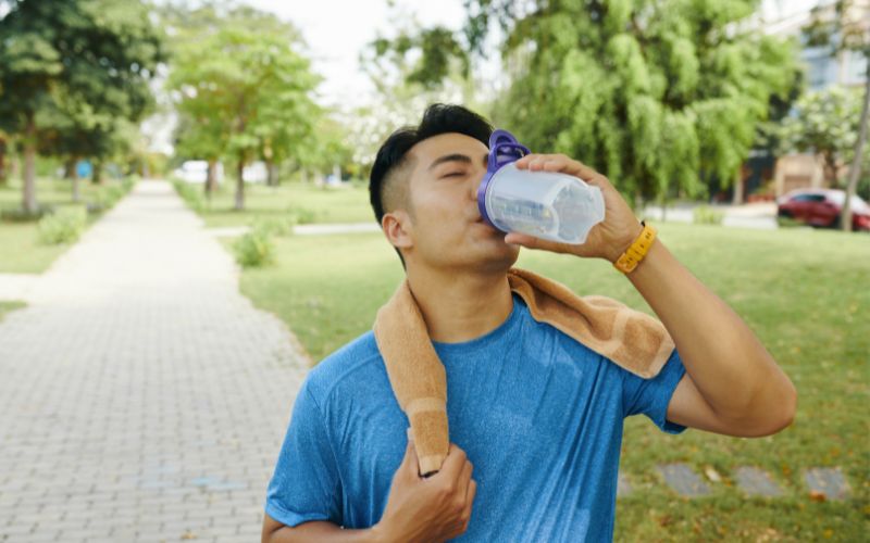 Trong khi tập luyện uống từng ngụm nhỏ khi cảm thấy khát