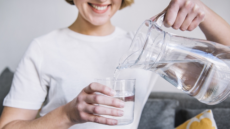 Uống nước lọc sau khi ăn kẹo