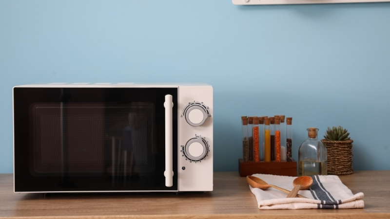 Lò vi sóng giúp hâm nóng nhanh, tiết kiệm thời gian, giữ món ngon và giảm việc bếp núc
