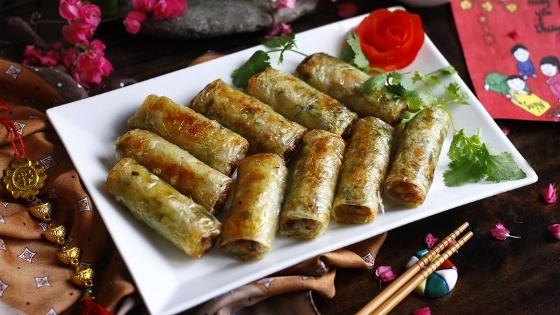 Giò chả hâm ẩm ngắn phút cho mềm, nem rán chỉ làm ấm, muốn giòn cần nướng