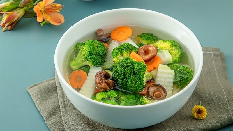 Hâm canh tô lớn, không quá đầy, khuấy giữa chừng để nóng đều, tránh trào