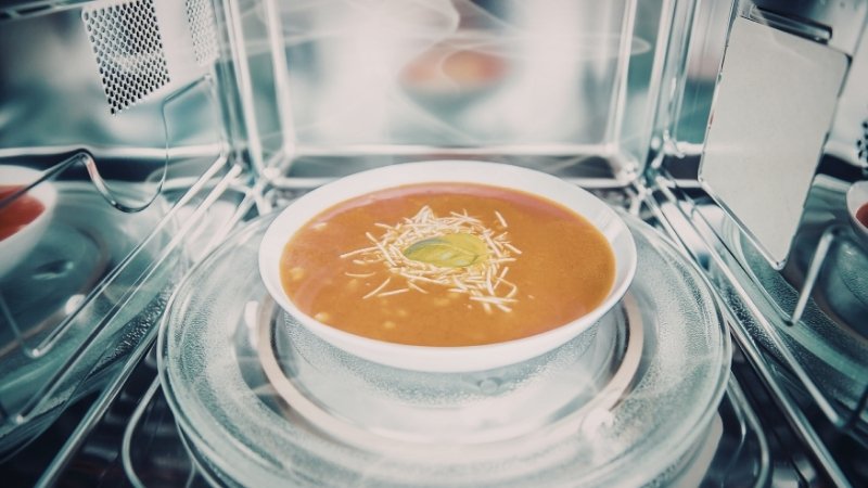 Lò vi sóng giúp biến đồ Tết dư thành món mới nhanh gọn, tiện và đỡ lãng phí