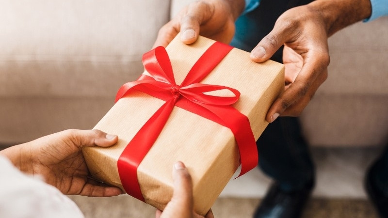 Chọn quà Tết cần trung tính, thiết thực, đúng mối quan hệ để tránh hiểu lầm