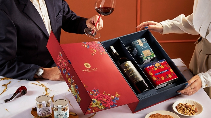 Chọn quà Tết gọn gàng, màu may mắn, giá vừa phải để tạo thiện cảm, không áp lực