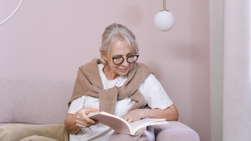 Sách là quà Tết tinh tế, chăm sóc sức khỏe tinh thần cho người lớn tuổi