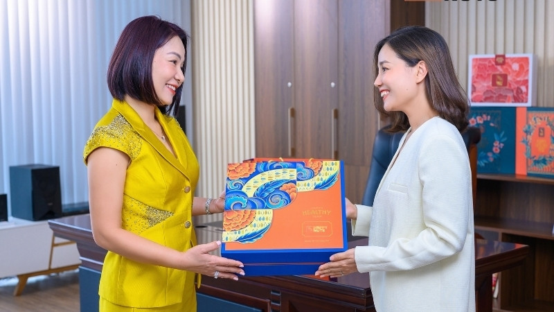 Sách là quà Tết tinh tế, an toàn, thể hiện sự tôn trọng với sếp, thầy cô