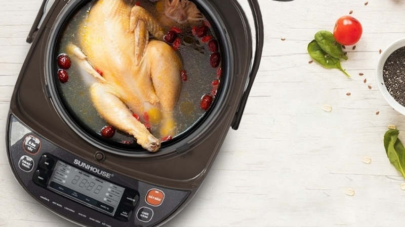 Gà hầm nồi áp suất mềm nhanh, giữ dưỡng chất, thảo mộc thấm sâu, vị đậm đà