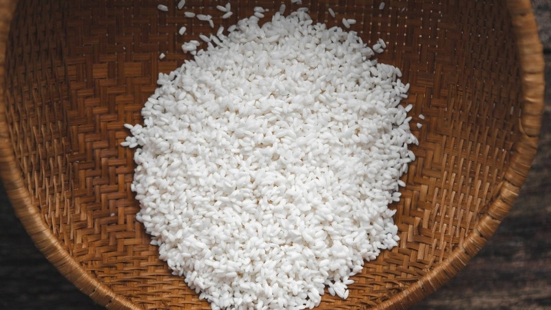 Ngâm gạo nếp đúng giúp xôi chín đều, dẻo ngon, không sống hay nhão