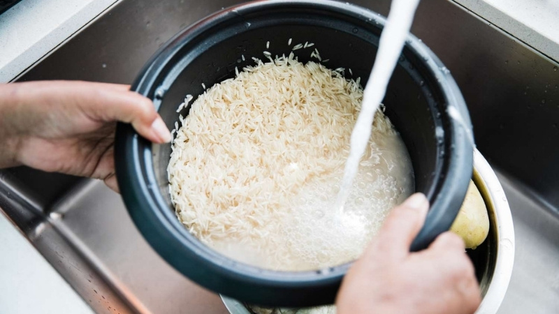 Vo nhẹ, canh nước đúng tỷ lệ giúp cơm chín đều, hạt rõ, không bết