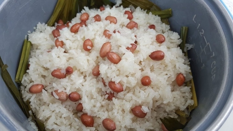 Nấu xôi bằng nồi cơm điện tiện lợi, nhanh nhưng cần canh nước để không nhão