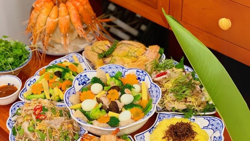 Mâm cơm mùng 2 với nộm và món luộc