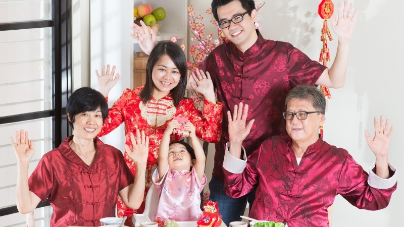 Tùy vào không gian và số lượng người mà bạn có thể chọn trò chơi Tết phù hợp