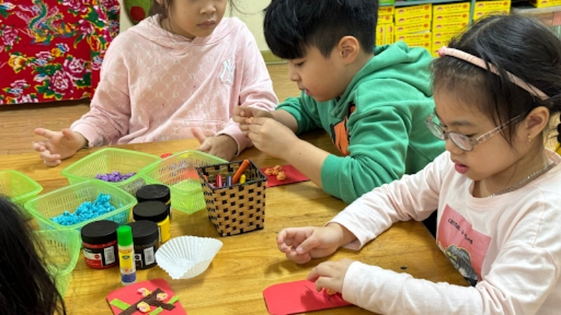 Tự tay làm bao lì xì và thiệp giúp bé rèn luyện sự khéo léo và gửi gắm yêu thương