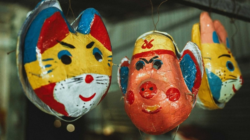 Vẽ hình con giáp lên bìa cứng, cắt rời và buộc dây để tạo mặt nạ Tết vui nhộn