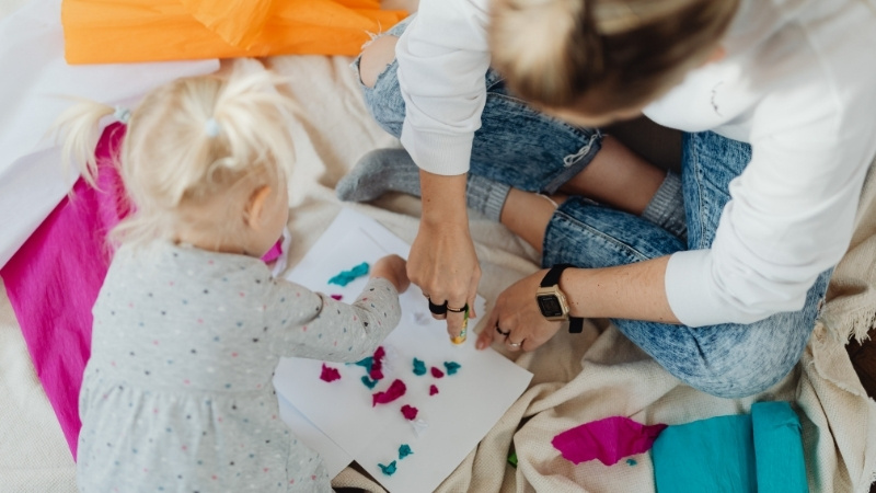 Dùng kéo đầu tròn, keo không độc hại và luôn có người lớn quan sát khi trẻ làm