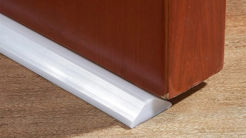 Gắn gioăng cao su cho cửa để ngăn nước chảy vào nhà