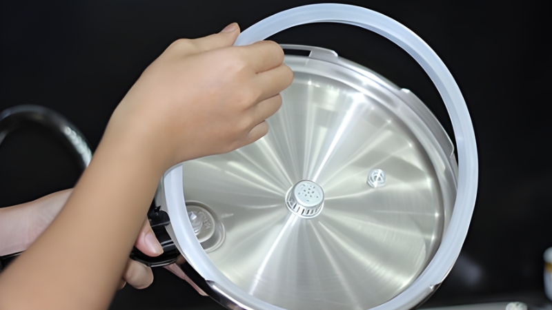 Dùng gioăng cao su đã lão hóa làm nồi áp suất rò hơi