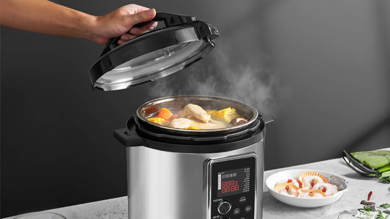 Thao tác mở nắp nồi áp suất đúng cách đảm bảo an toàn