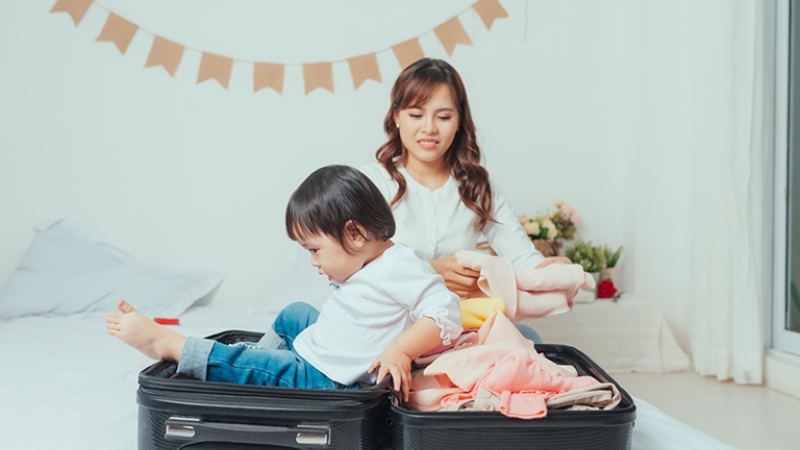 Gia đình chuẩn bị vali cho trẻ nhỏ