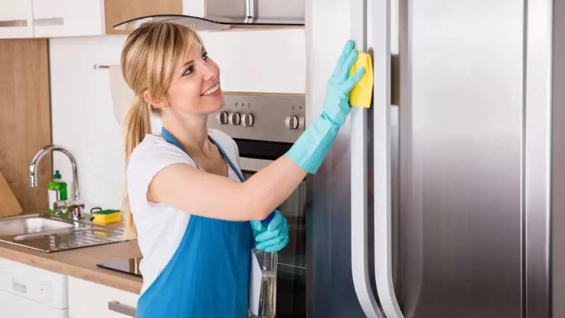 Vệ sinh và sắp xếp lại tủ lạnh