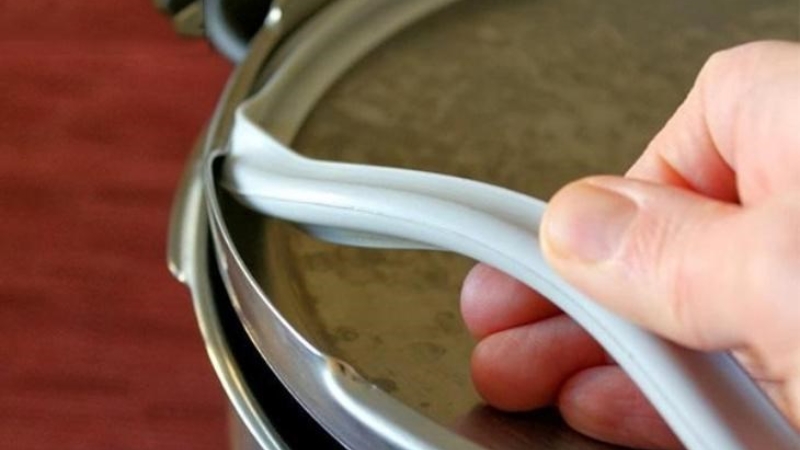 Tháo vòng cao su khỏi nắp nồi