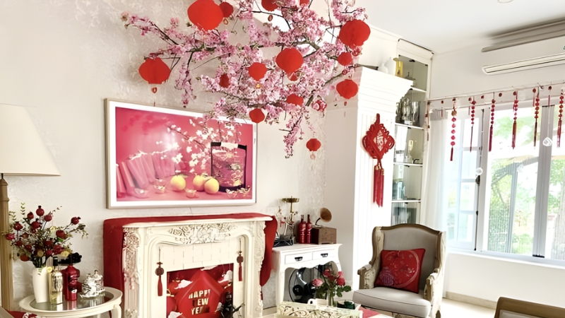 Bàn sofa và kệ tivi góc nhỏ nhưng dễ trang trí Tết