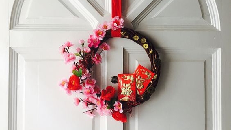 Cửa ra vào căn hộ tạo cảm giác Tết ngay từ khi bước vào