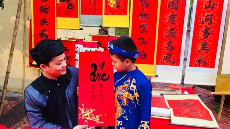 Câu đối treo dọc có kích thước nhỏ, dễ treo ở không gian hạn chế