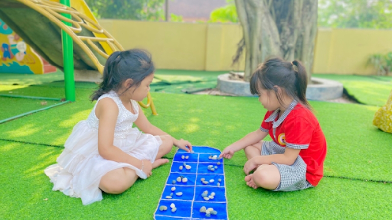 Cách rải quân và ăn quân giữ nguyên như khi chơi 2 người