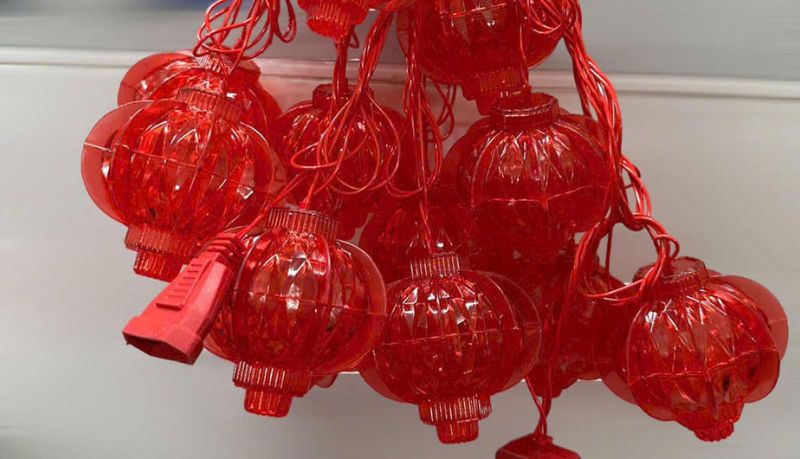 Lồng đèn mini treo trần thấp trang trí nhẹ nhàng, không vướng lối đi