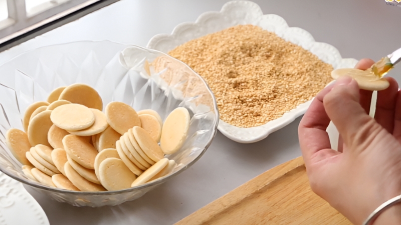 Bánh đồng tiền có thành phần chính từ nhóm tinh bột và đường tinh luyện