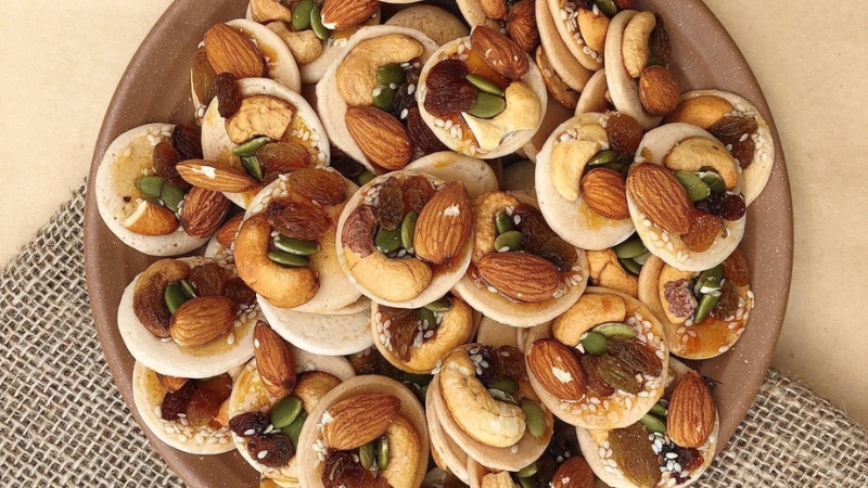 Bánh đồng tiền kết thêm nhiều loại hạt cung cấp nhiều vitamin và khoáng chất