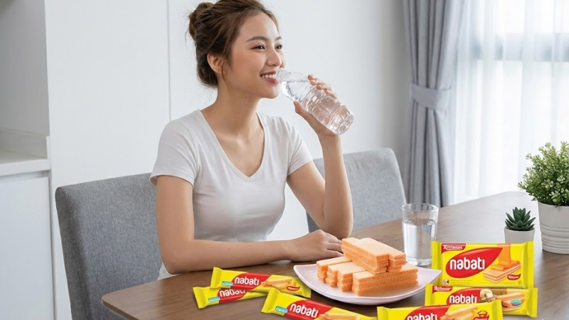 Nên uống thêm nhiều nước lọc khi ăn bánh Nabati