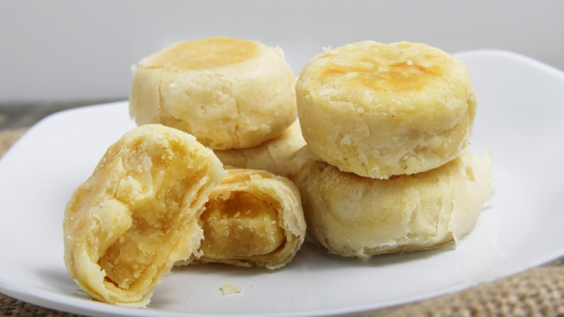 Thưởng thức bánh pía không lo tăng cân