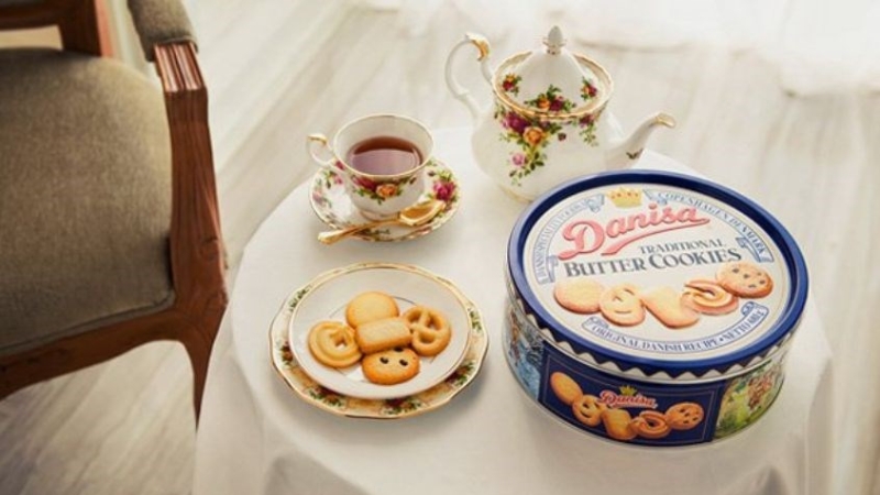 Thưởng thức bánh Danisa cùng trà