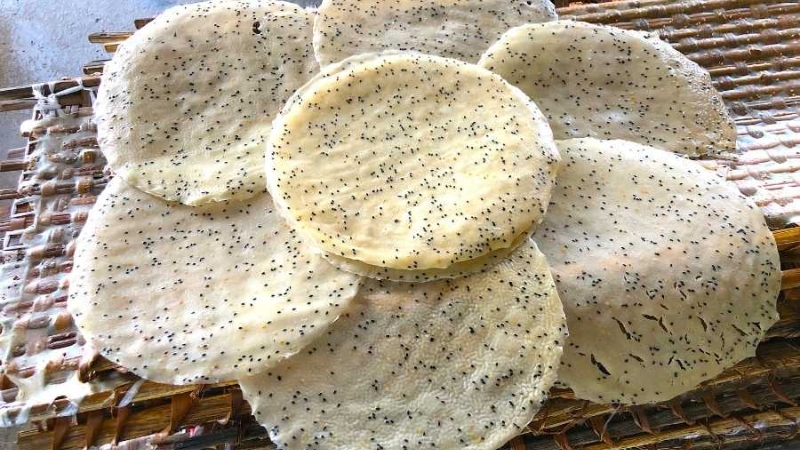 Bánh tráng nguyên bản chỉ bao gồm bột và nước nên lượng calo không quá cao