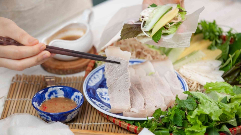 Loại bánh này thường được dùng để cuốn rau thịt trong các bữa ăn gia đình