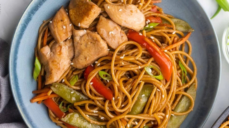 Nên chế biến bún gạo khô với ức gà hoặc rau củ để tránh gây béo