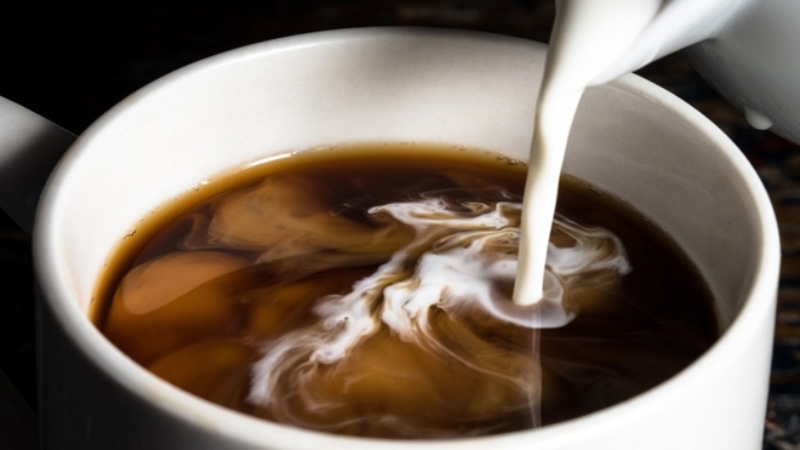 Tự pha cafe sữa giúp bạn kiểm soát chính xác lượng sữa và đường sử dụng