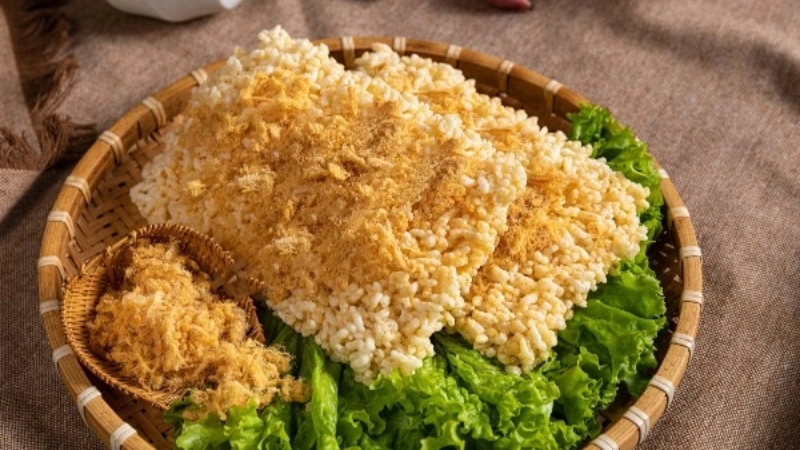 Ăn cơm cháy cùng rau xanh