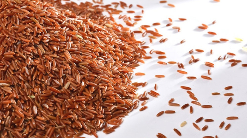 100g gạo lứt thô chứa khoảng 345 - 370 calo