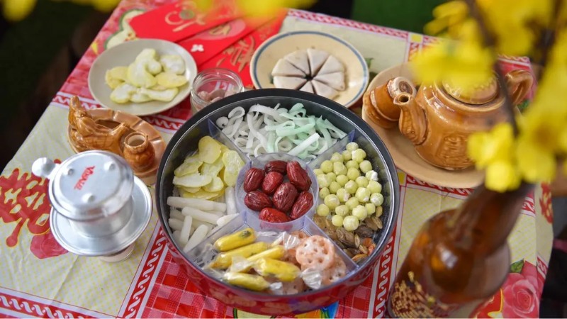 Bàn snack đơn giản giữ được trọn vẹn nét truyền thống văn hóa Việt