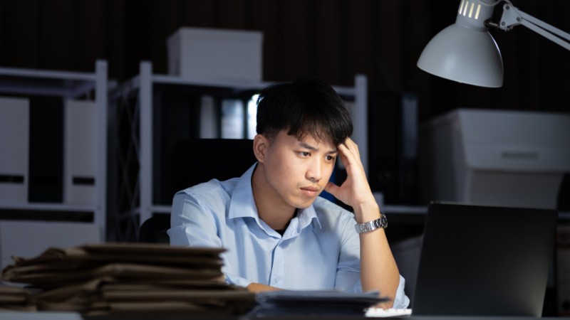 Dân văn phòng làm việc muộn cuối năm