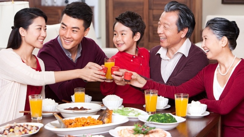 Bàn tiệc đồ uống được bày đầy đủ